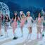 Integrantes do Red Velvet e aespa no clipe natalino de 'Beautiful Christmas'