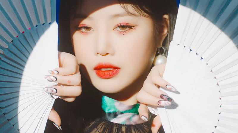 Soojin no MV de '화(火花)(HWAA)' - Divulgação/ Youtube/ (G)I-DLE (여자)아이들 (Official YouTube Channel)