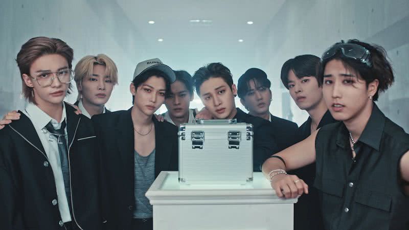 Integrantes do Stray Kids no clipe de "Give Me Your TMI" - Reprodução/Youtube/Stray Kids