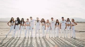 O grupo reunido em photoshoot - Divulgação/Now United