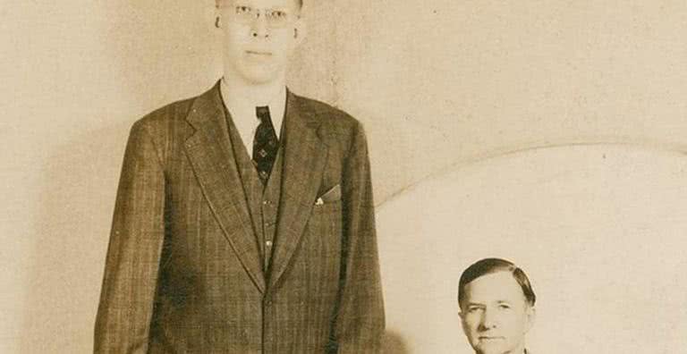 Robert Wadlow ao lado de seu pai - Wikimedia Commons