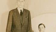 Robert Wadlow ao lado de seu pai - Wikimedia Commons