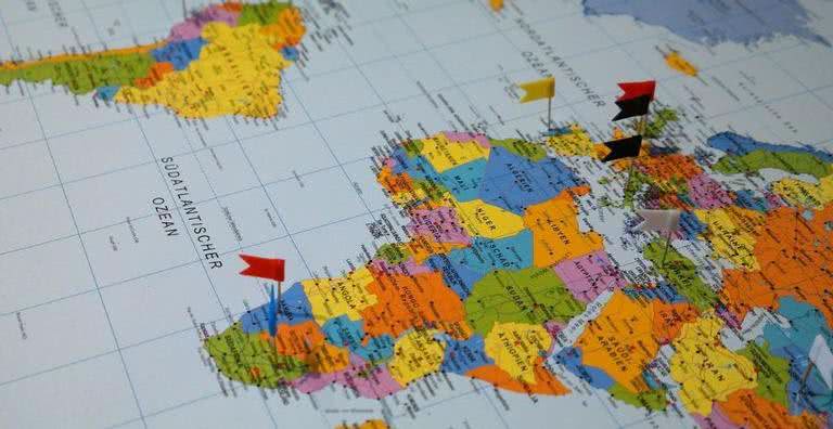 Imagem ilustrativa das linhas no mapa-múndi - Pixabay