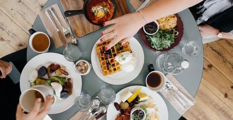 Imagem ilustrativa de uma mesa de café da manhã - Pixabay
