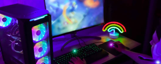 Controles, teclados, volantes e muitos outros itens gamers - Reprodução/Getty Images