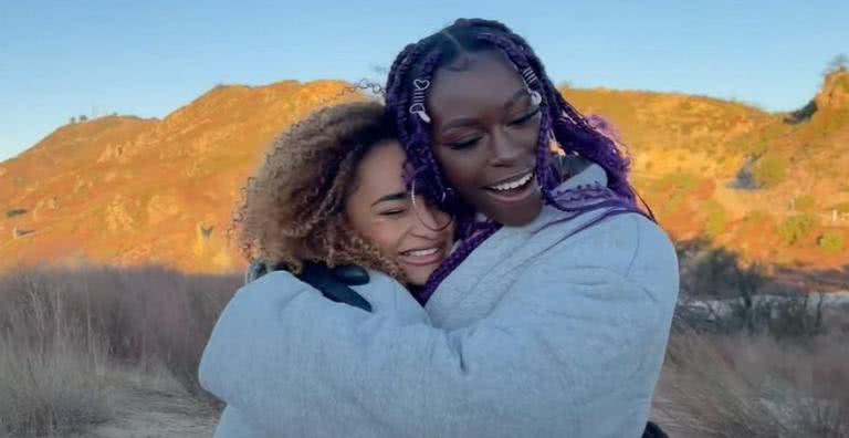 Mélanie e Diarra durante o The Now United Show - Divulgação/Youtube/Now United