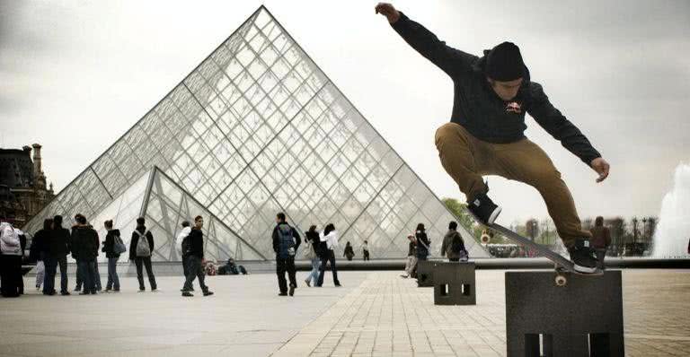 Skatista Boaz Arrow Aquino realizando manobra em frente ao Museu do Louvre - Jean Feil/Red Bull Content Pool