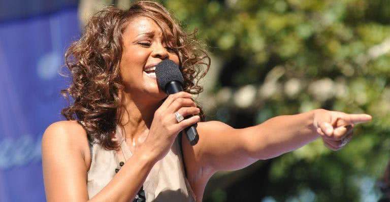 Whitney Houston em uma apresentação - Wikimedia Commons