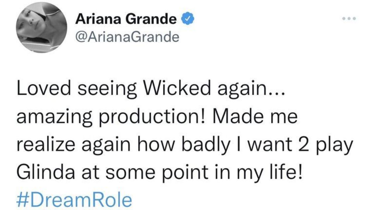 Print do tweet em que Ariana Grande fala sobre desejo de interpretar Glinda em "Wicked" 