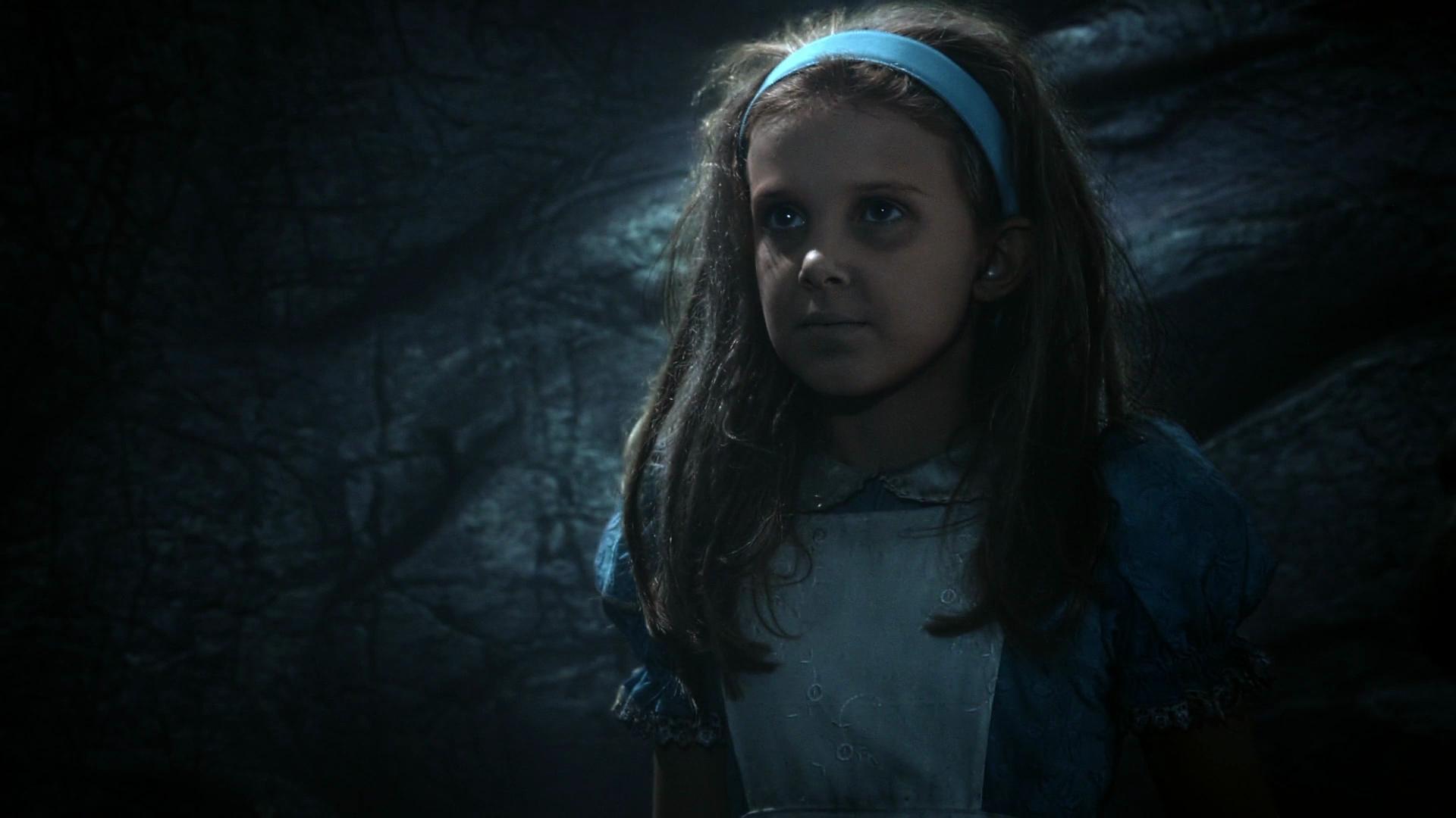 Millie Bobby Brown em cena de Once Upon a Time in Wonderland