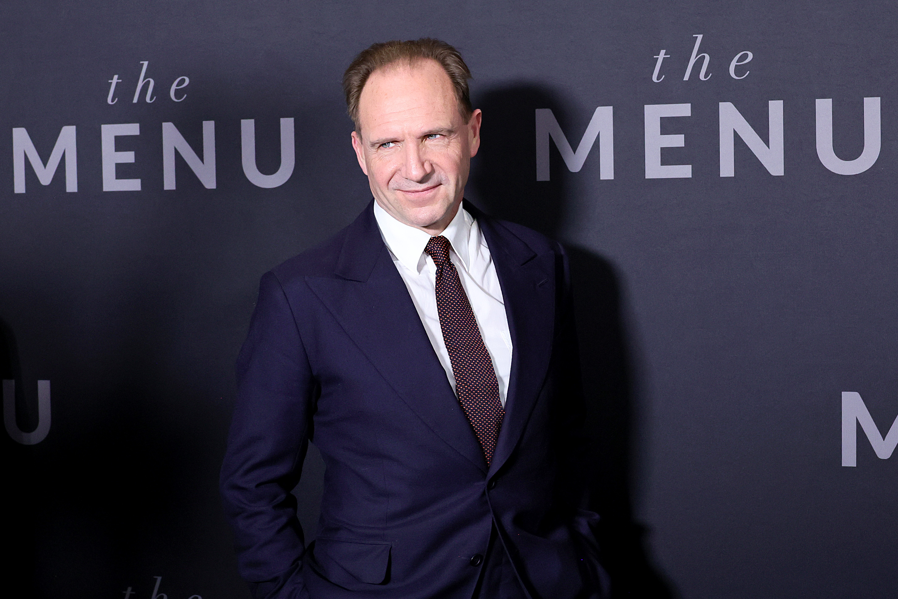 Ralph Fiennes na première de "The Menu" em 2022