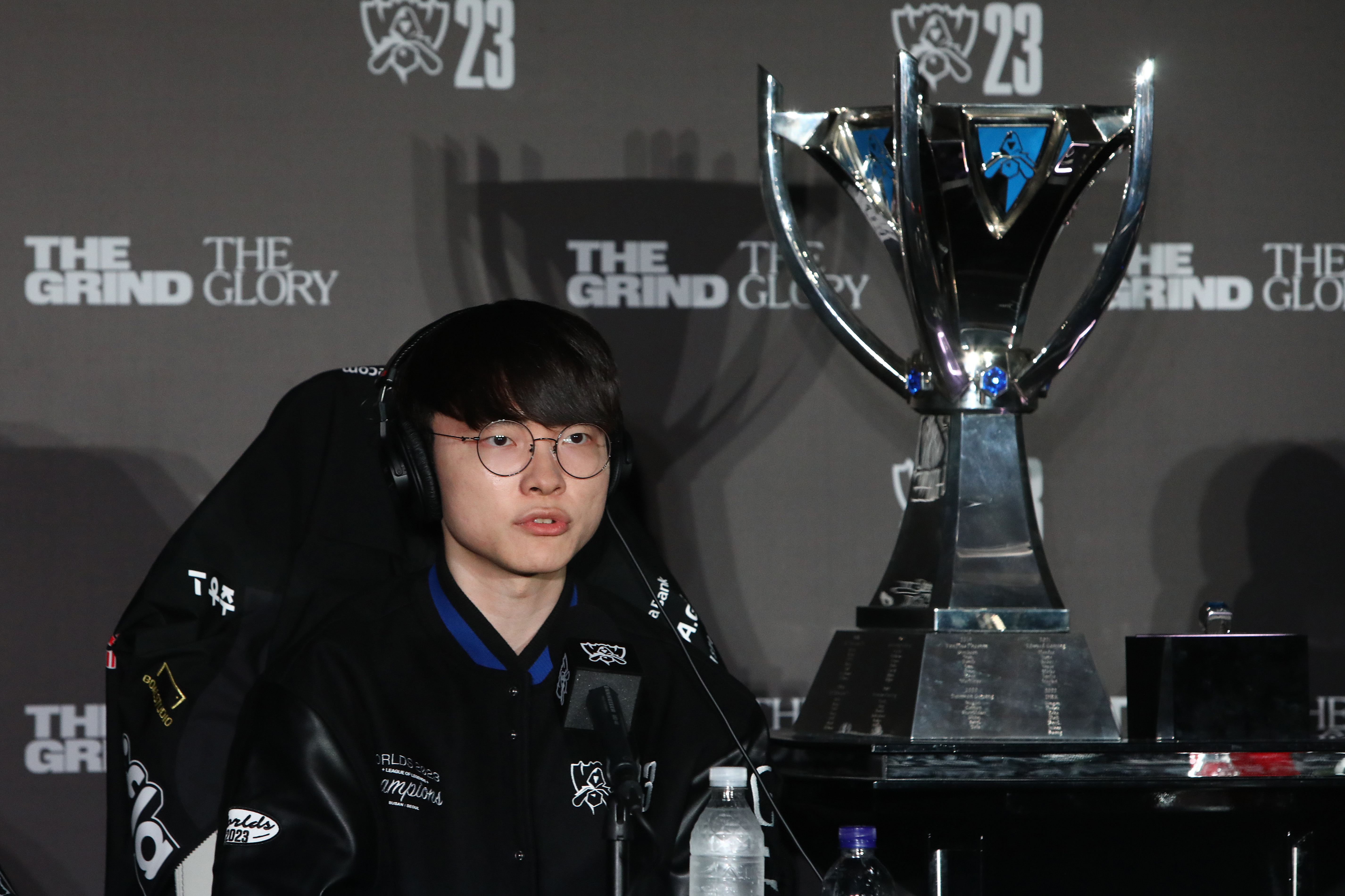 Faker em coletiva de imprensa após vitória no League of Legends World Championship 2023