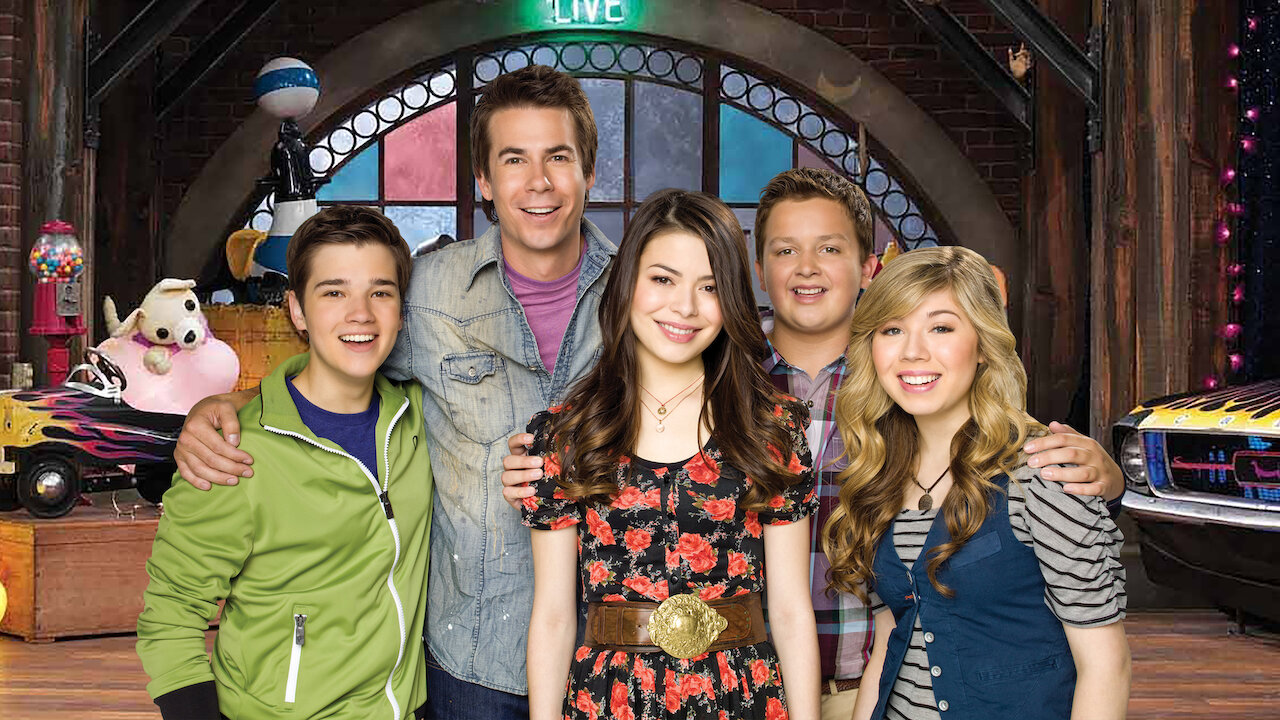 elenco de iCarly posando para foto