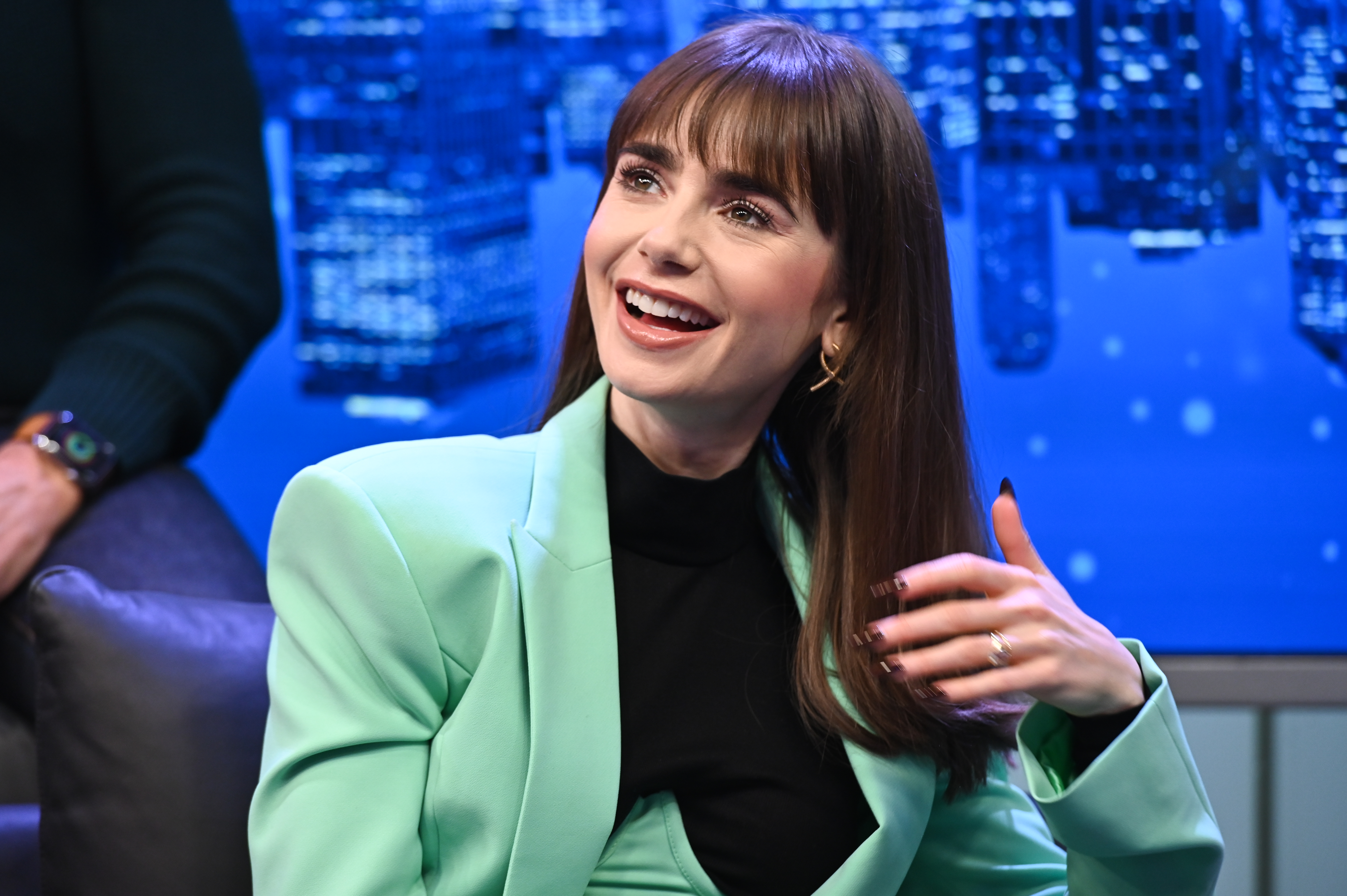Lily Collins em entrevista ao SiriusXM's Town Hall