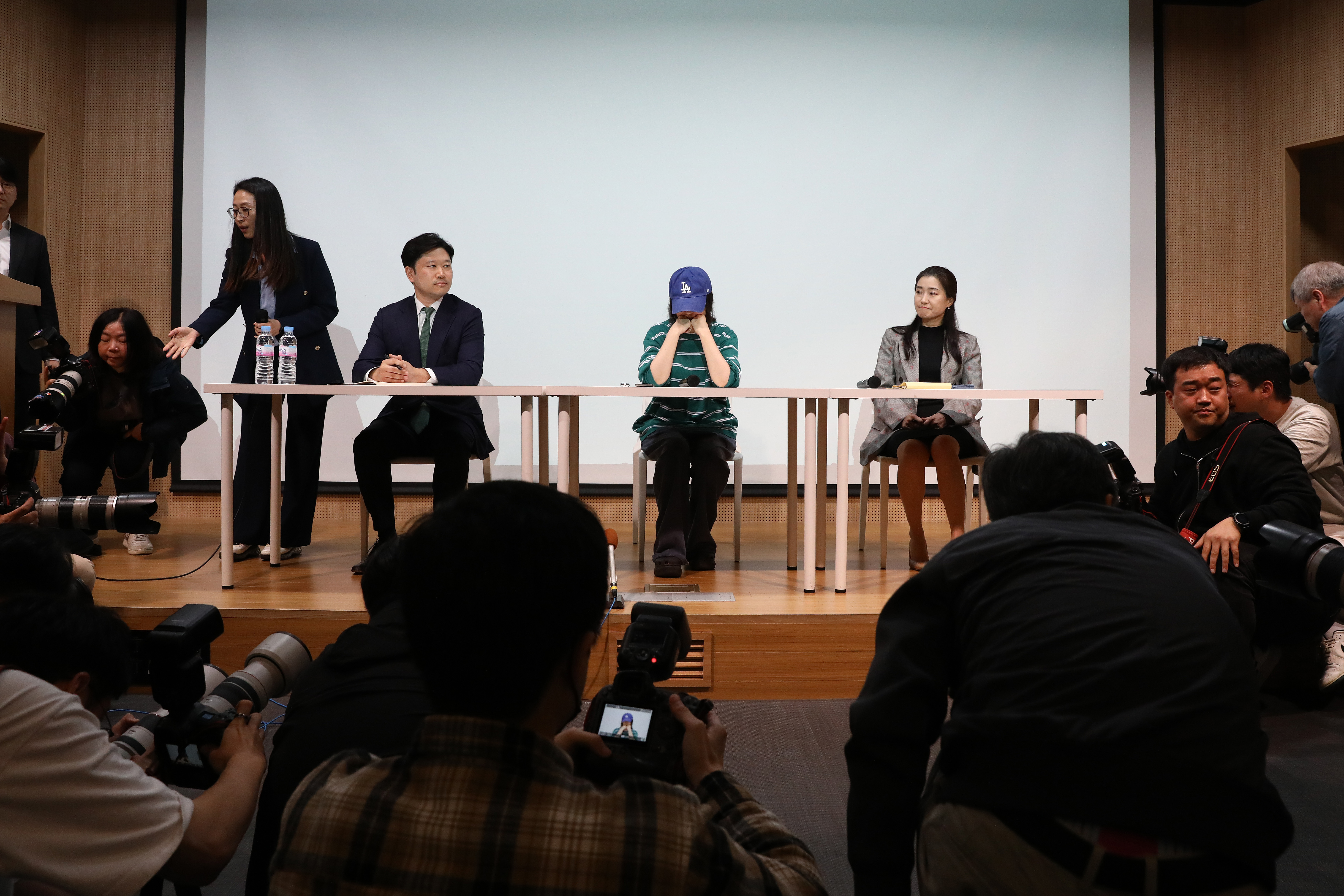 Min Hee Jin em coletiva de imprensa