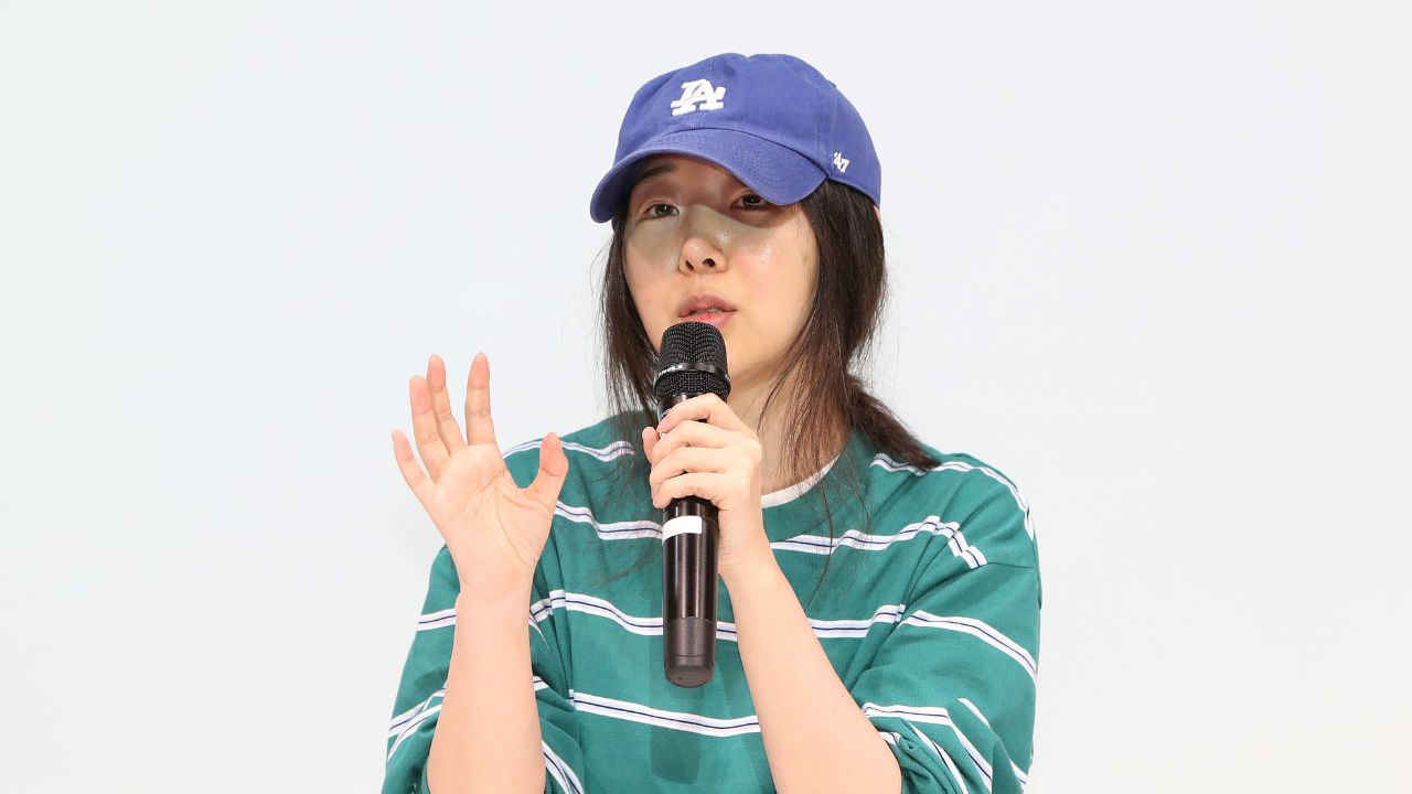 Min Hee Jin em coletiva de imprensa