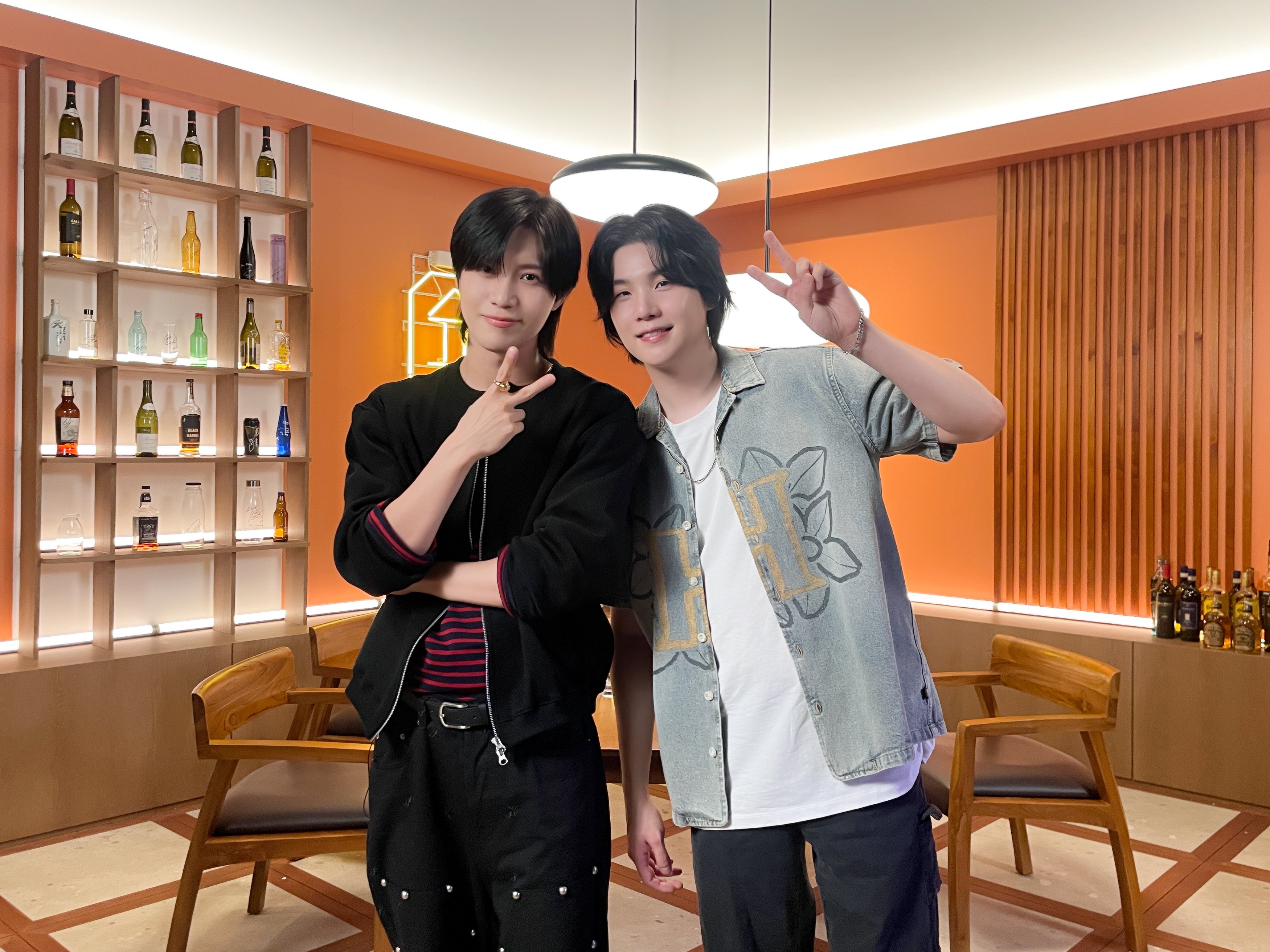 Taemin, do SHINee, e Suga, do BTS, nos bastidores do programa 'Suchwita'