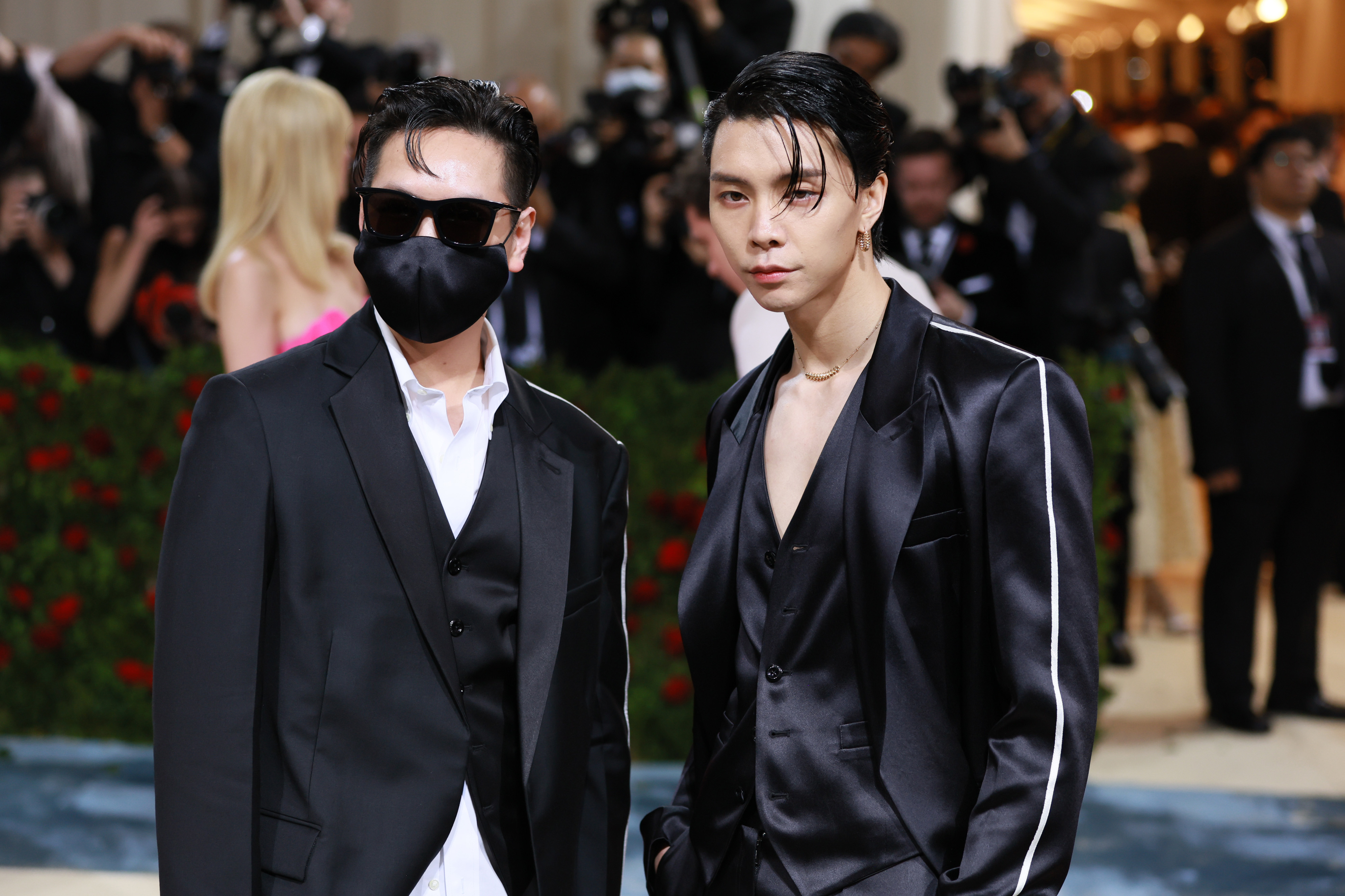 Johnny, do NCT, e Peter Do, no MET Gala 2022