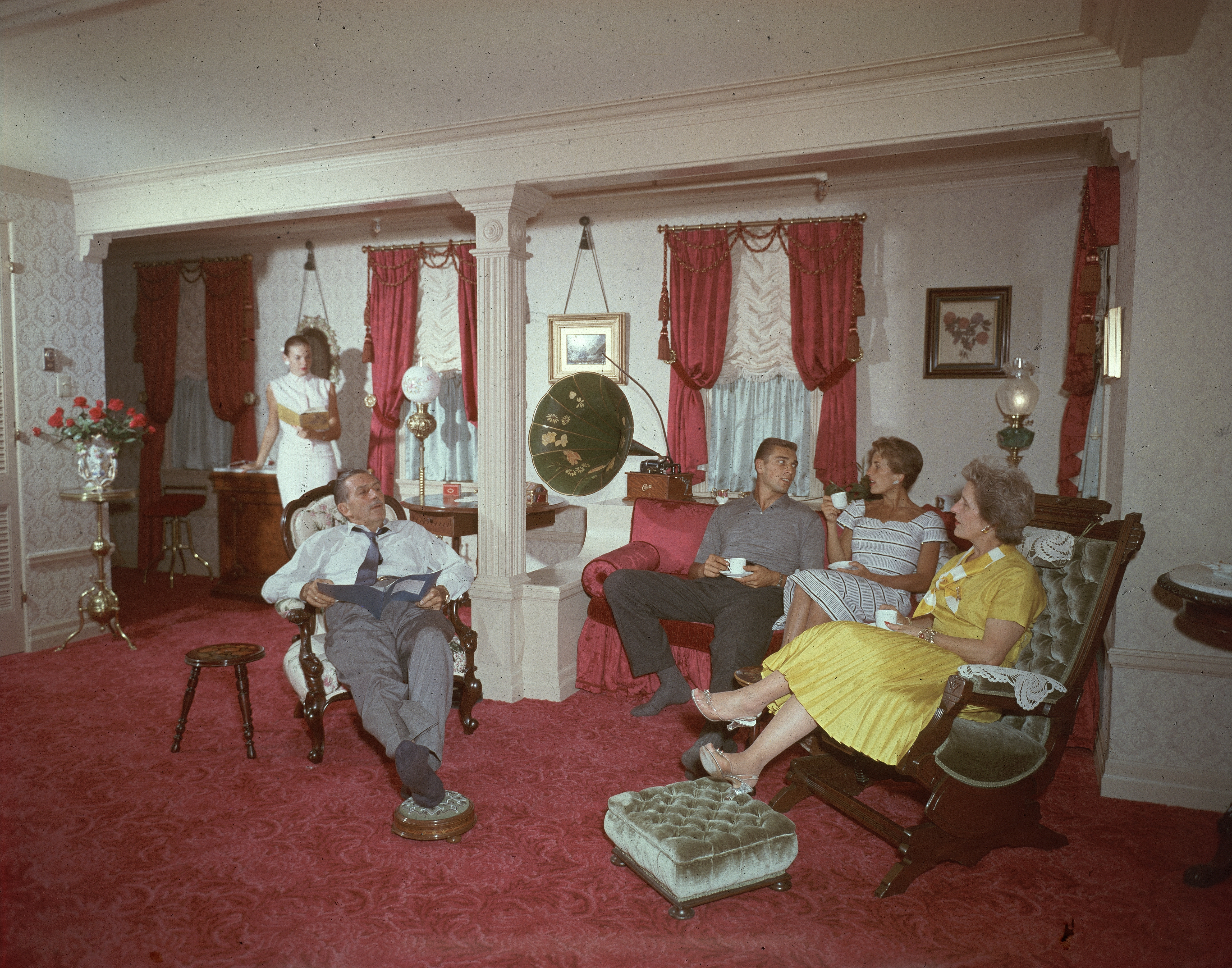 Walt Disney e sua família no quarto da Disneyland