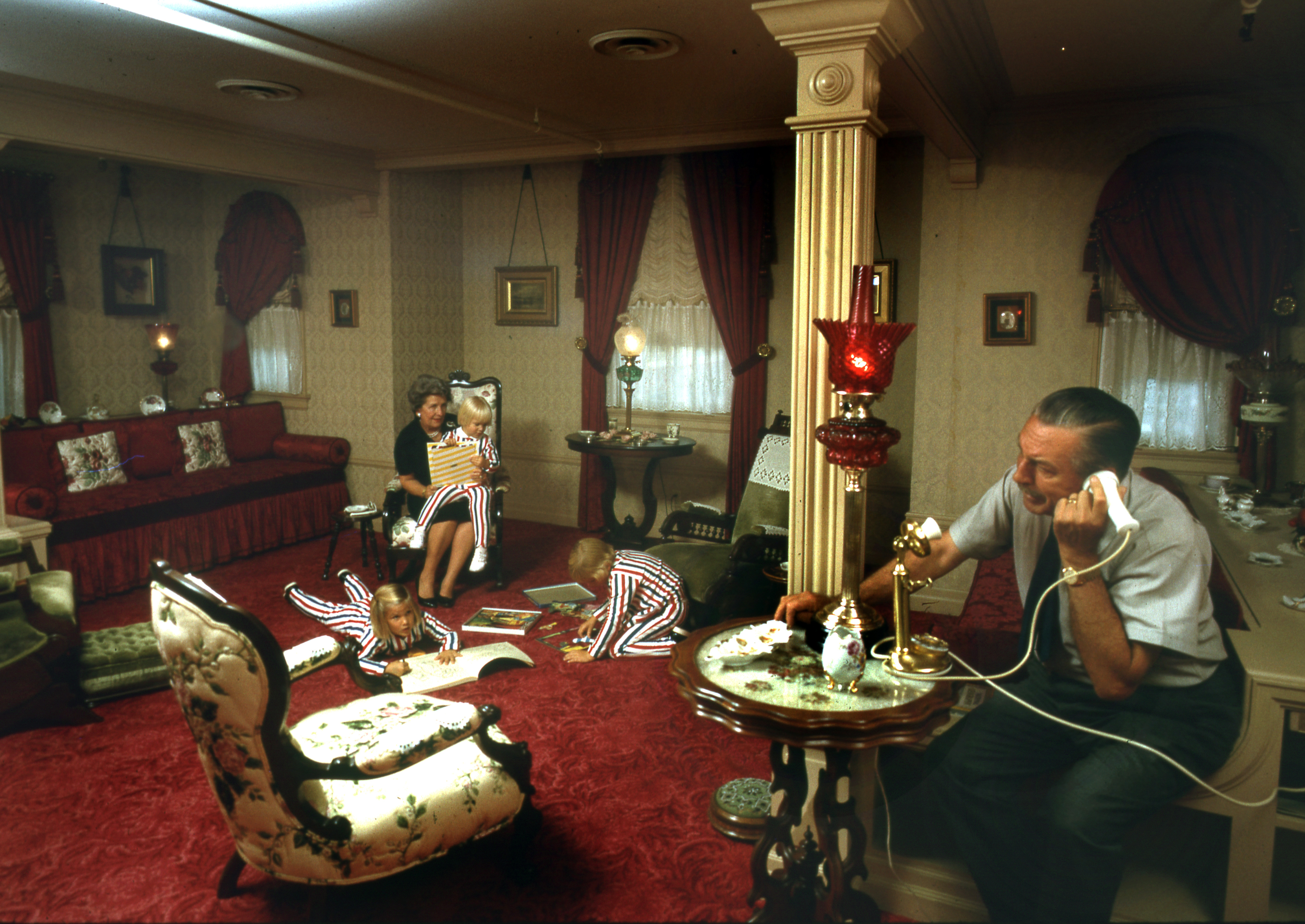 Walt Disney, sua esposa Lillian Disney e seus netos Joanna, Tamara, e Jennifer