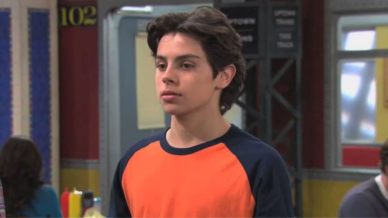 Jake T. Austin como Max Russo em 'Os Feiticeiros de Waverly Place'