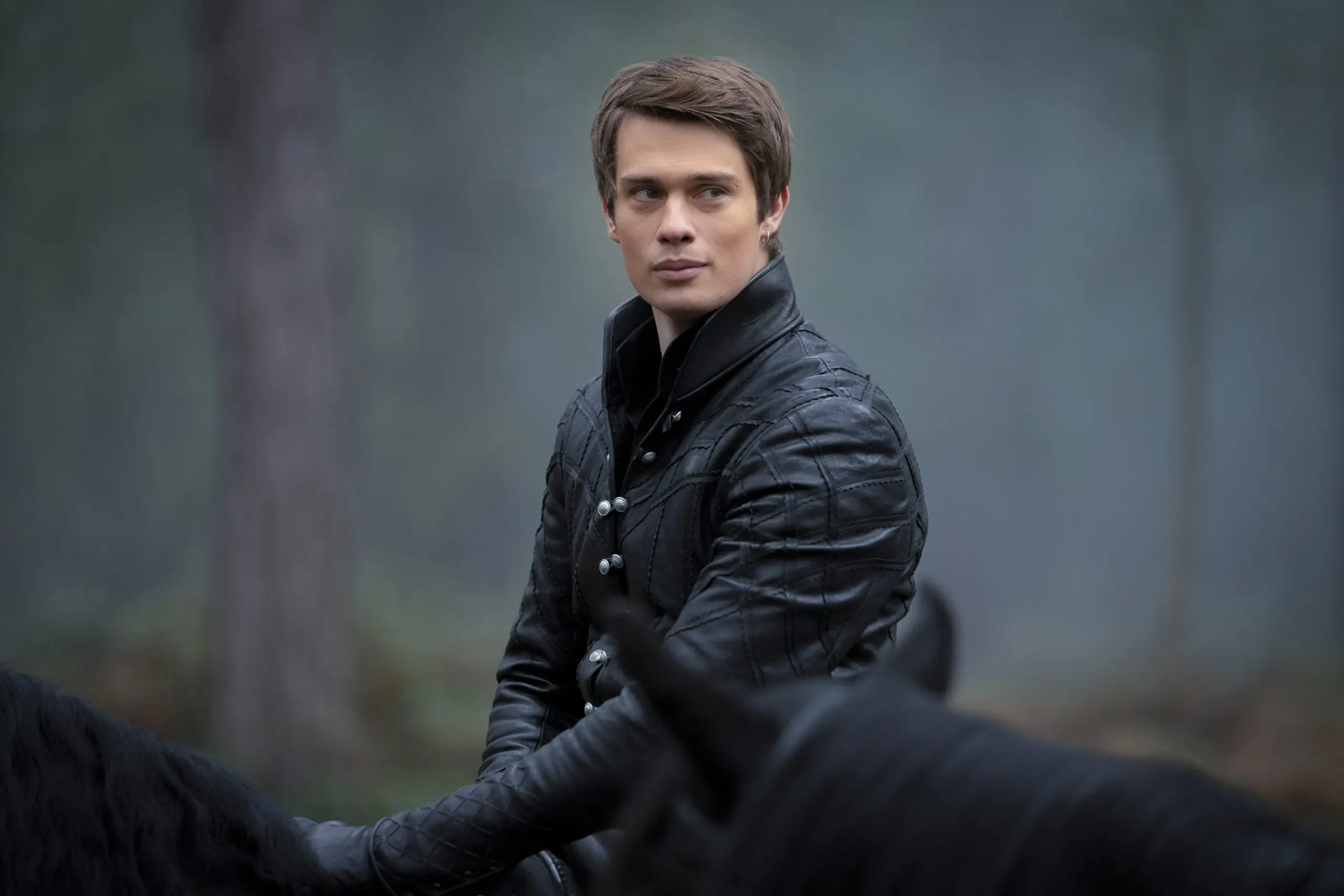 Nicholas Galitzine como Príncipe Robert em 'Cinderela' (2021)