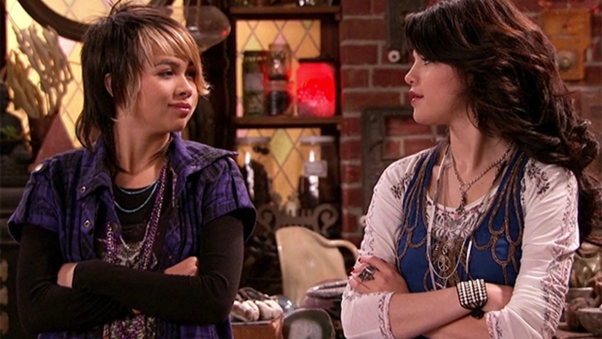 Hayley Kiyoko (Stevie) e Selena Gomez em 'Os Feiticeiros de Waverly Place'