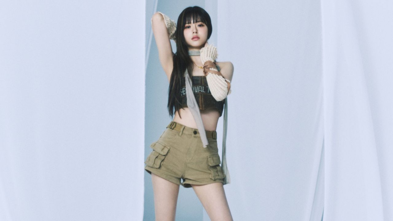 Concept photo de E:U, do EVERGLOW, para o álbum "ZOMBIE"