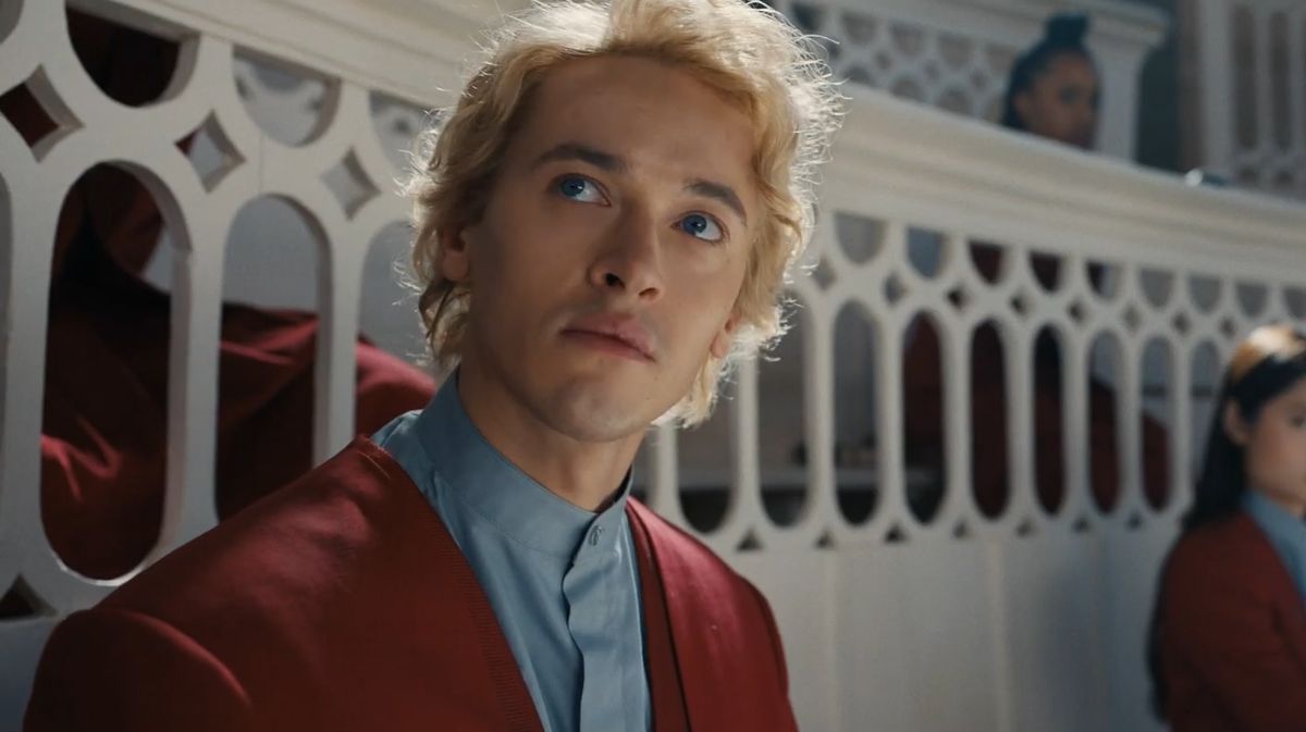 Tom Blyth como Snow