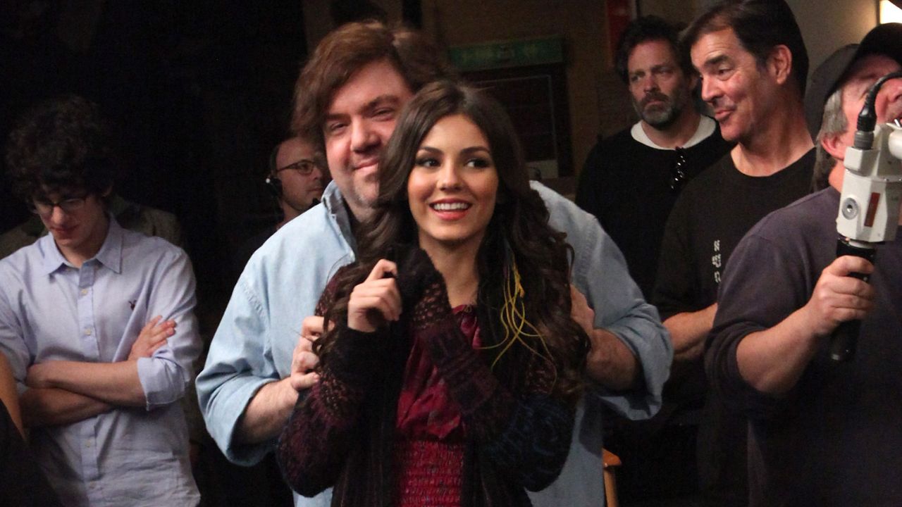 Dan Schneider e Victoria Justice nos bastidores de 'Brilhante Victoria'