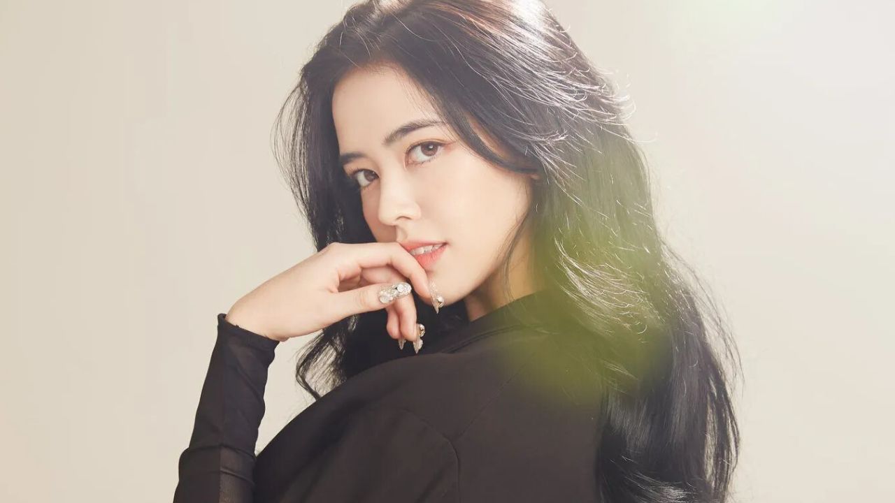 Após 2 anos afastada, Larissa Ayumi, ex-BLACKSWAN, surge nas redes sociais