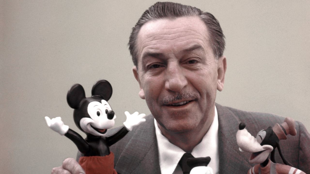 Disney celebra 96 anos de Mickey e Minnie com imagem de Walt Disney