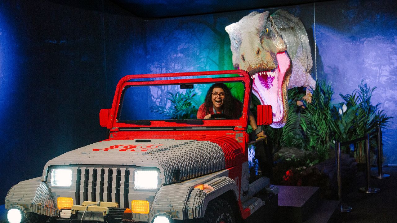Dinossauro de 2 toneladas? José Toro revela curiosidades sobre Jurassic World by Brickman