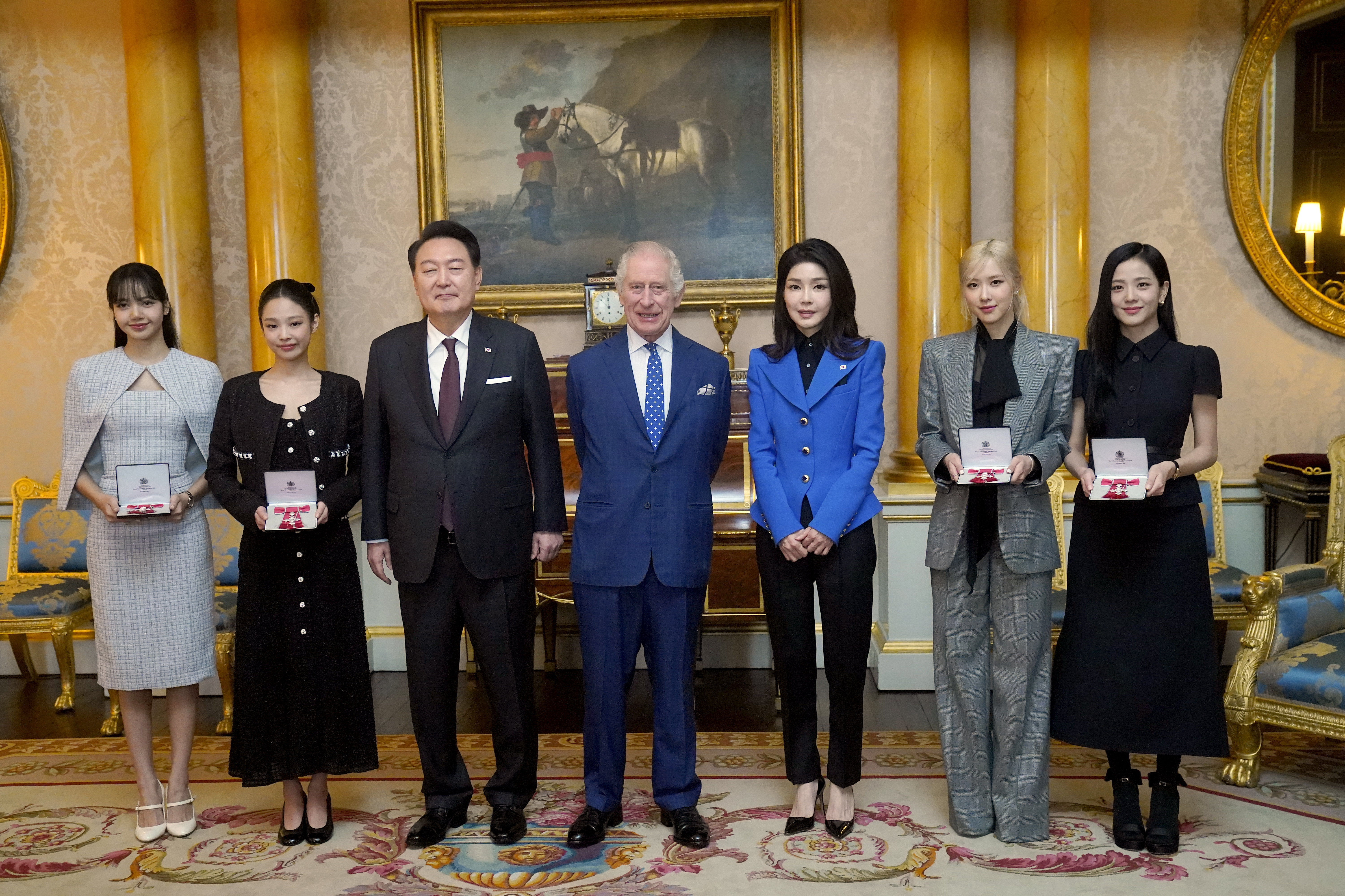 Integrantes do BLACKPINK ao lado do Presidente e da Primeira Dama da Coreia do Sul, e do rei Charles III