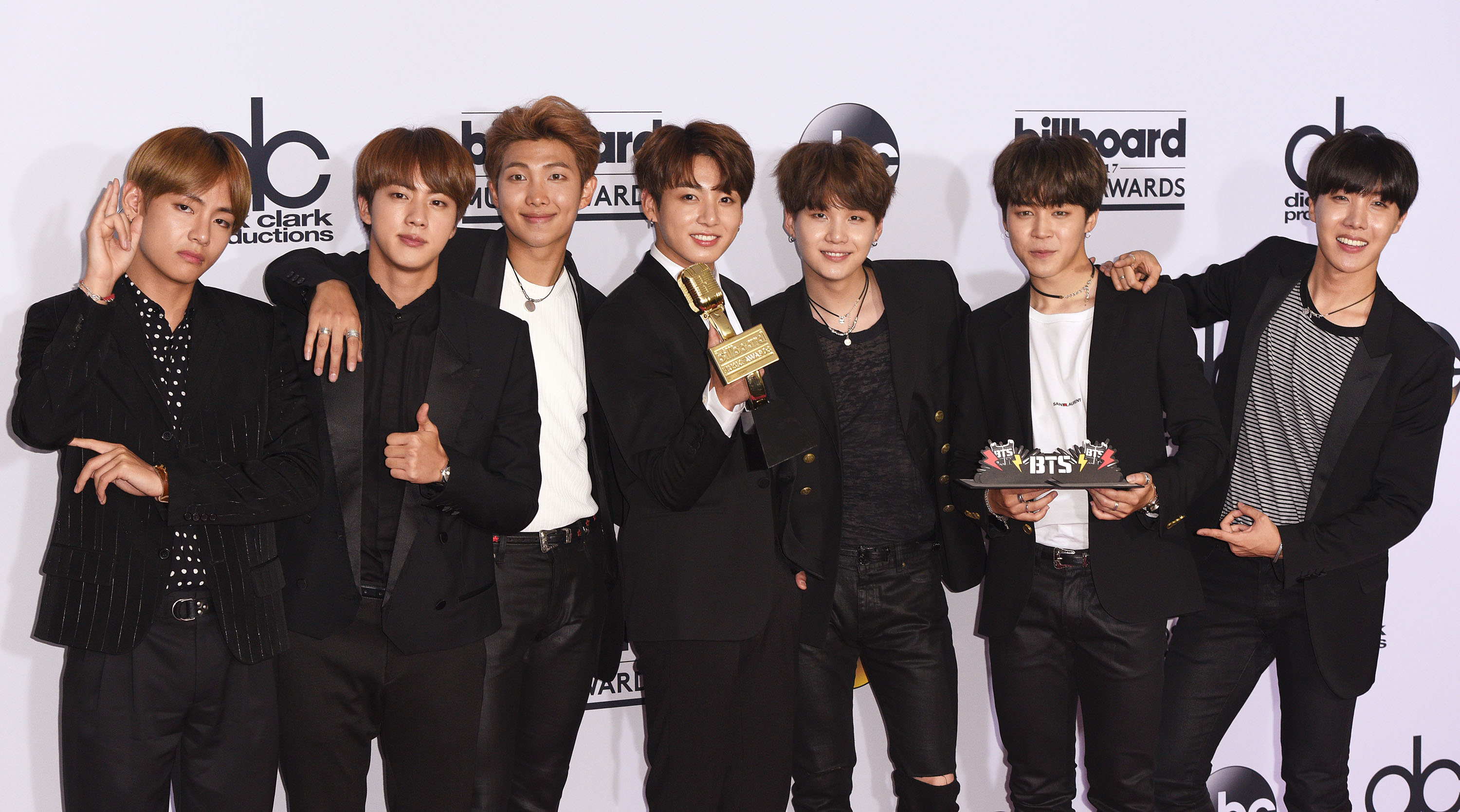 BTS com o prêmio de 'Melhor Artista Social' no Billboard Awards 2017