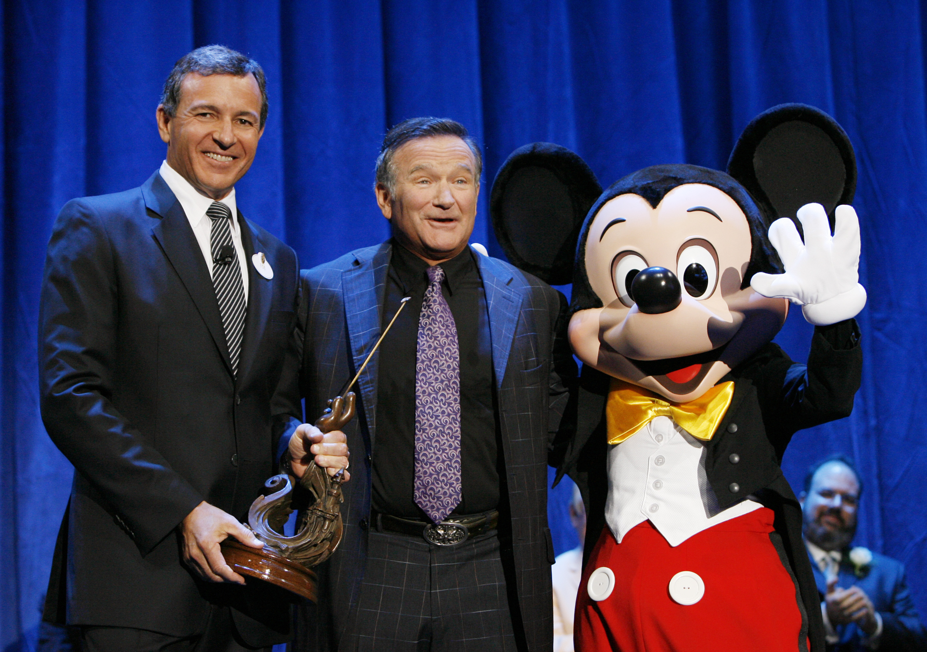 Robin Williams, Mickey Mouse, e o CEO da Disney Bob Iger