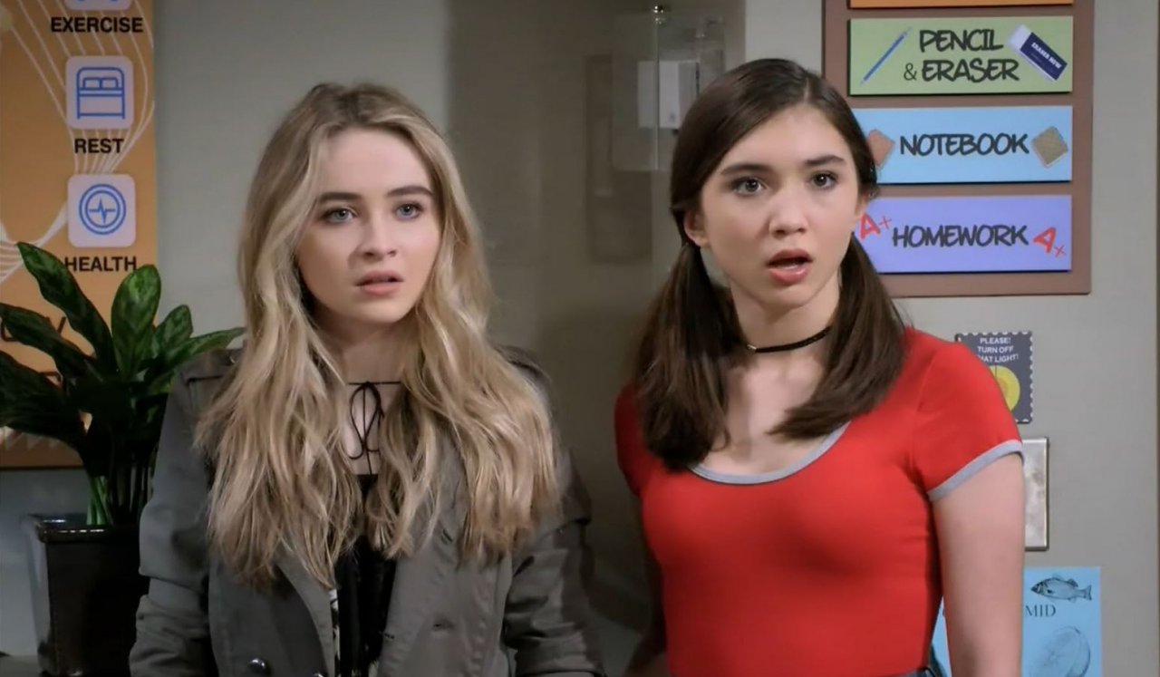 Sabrina Carpenter (à esq.) em cena de 'Garota Conhece o Mundo'