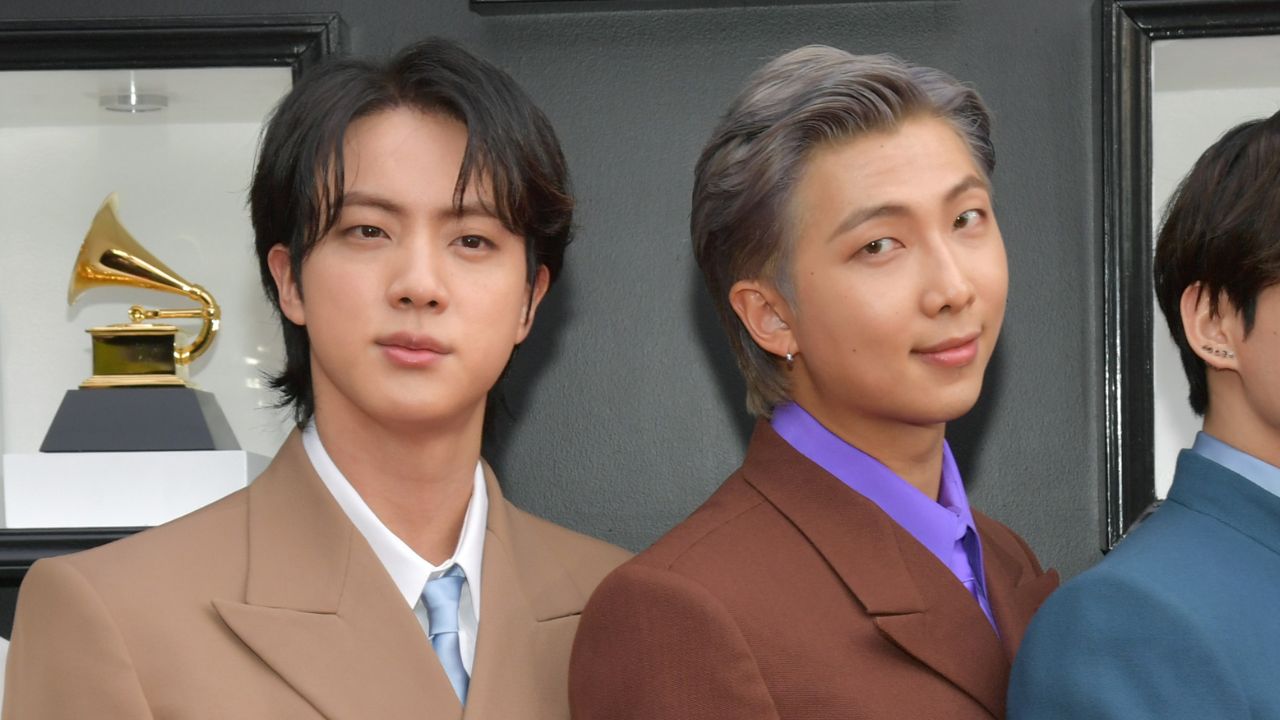 Jin e RM, do BTS no Grammy 2022