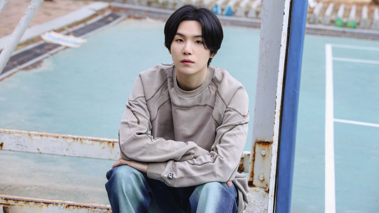 Suga, do BTS, no clipe de 'AMYGDALA'