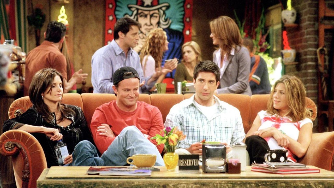 Atriz de ‘Friends’ relembra bastidores “tóxico e alarmante” da série