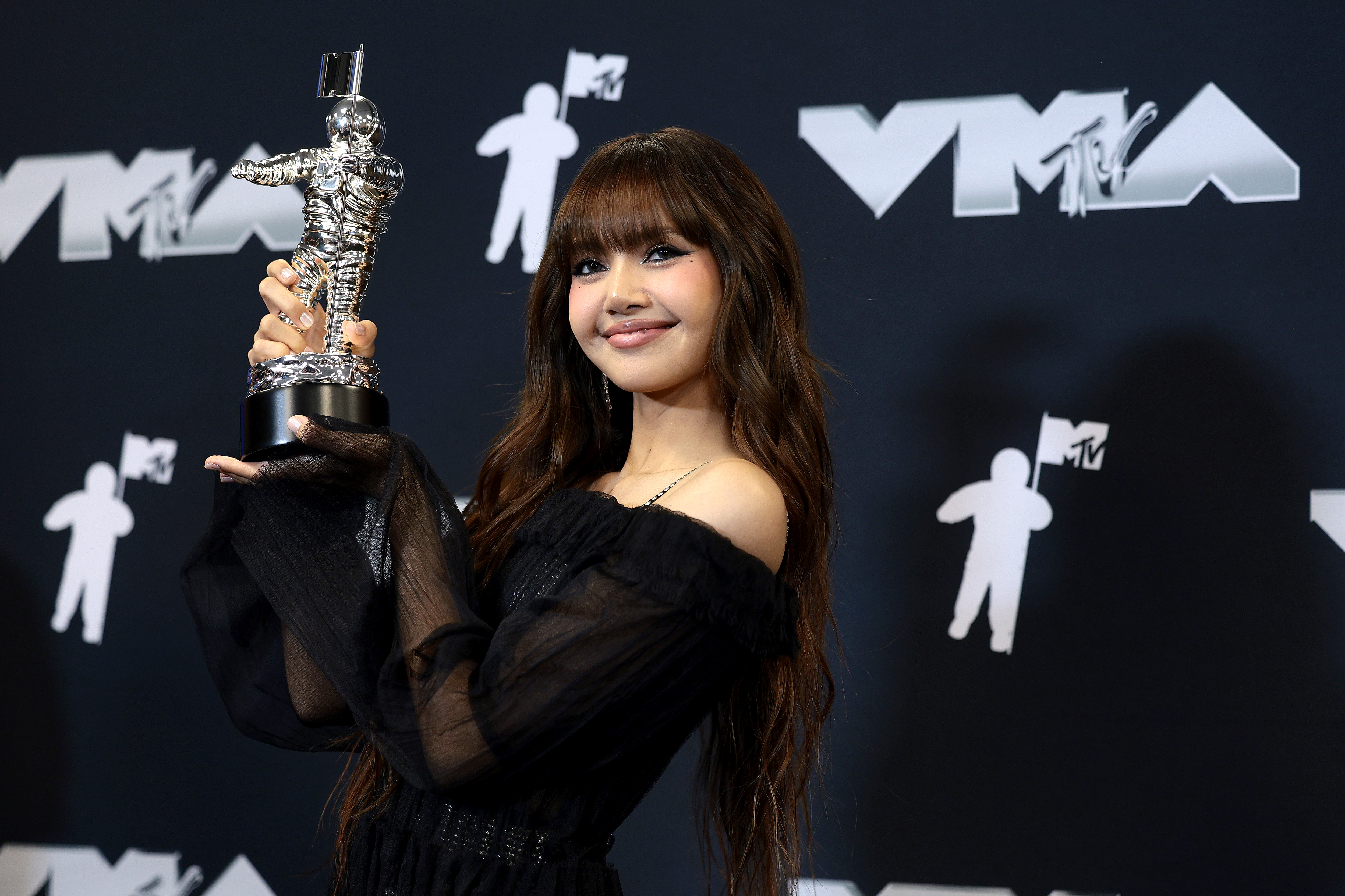 Lisa com o prêmio de 'Melhor K-Pop' no VMAs 2024