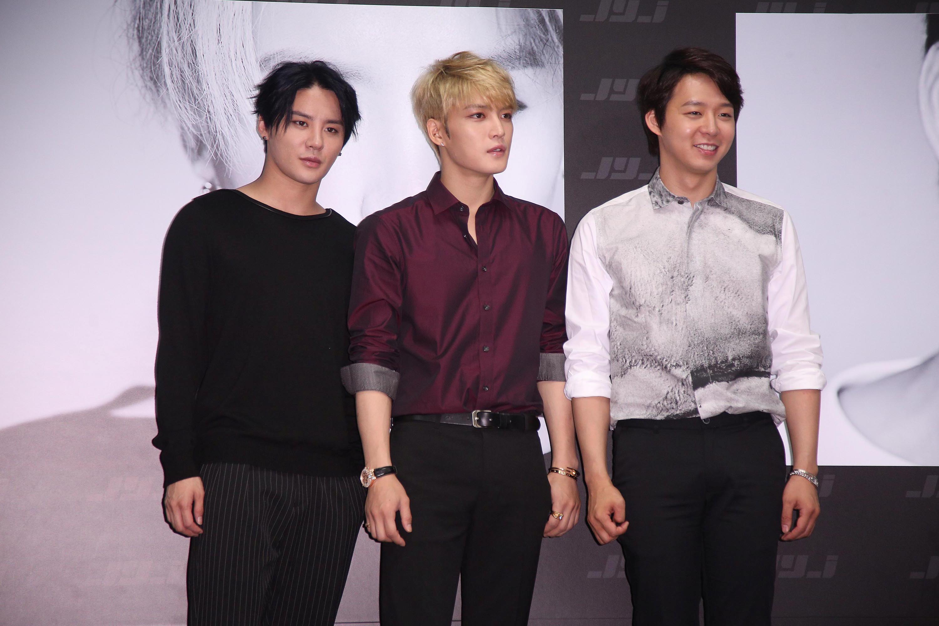 Jaejoong, Yoochun e Junsu em conferência de imprensa no ano de 2014