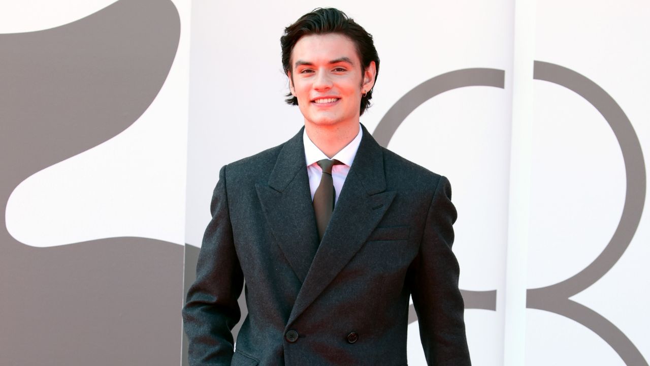 Ator Louis Partridge em evento