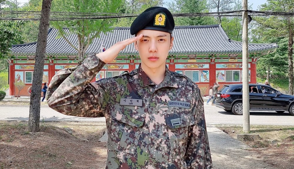 Minhyuk, do MONSTA X, durante o alistamento militar