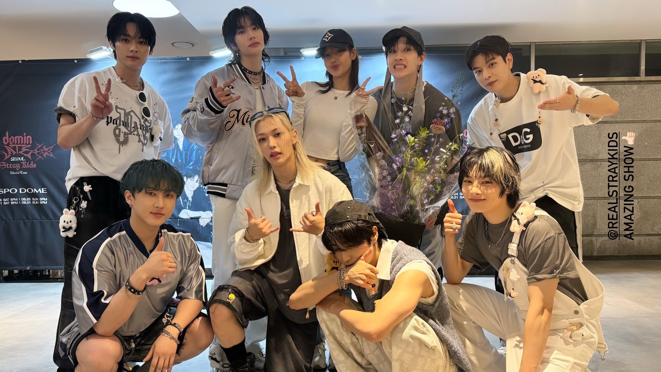 Lisa, do BLACKPINK, ao lado de membros do Stray Kids