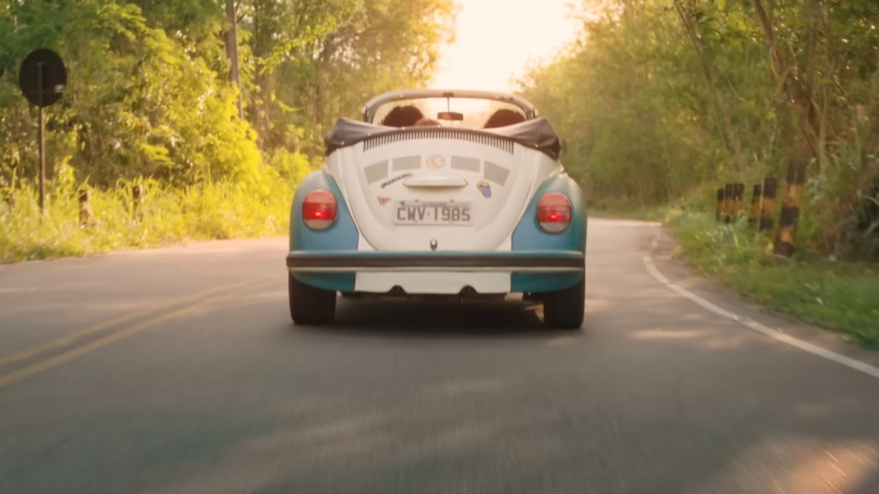 Maneco, o carro de Babete em cena de "Tudo Por Um Pop Star" (2018)