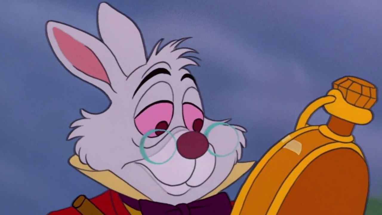 Coelho Branco em cena de "Alice no País das Maravilhas"