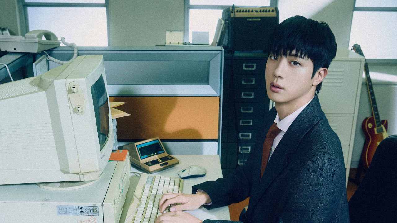 Jin em concept foto para seu primeiro mini-álbum "Happy"
