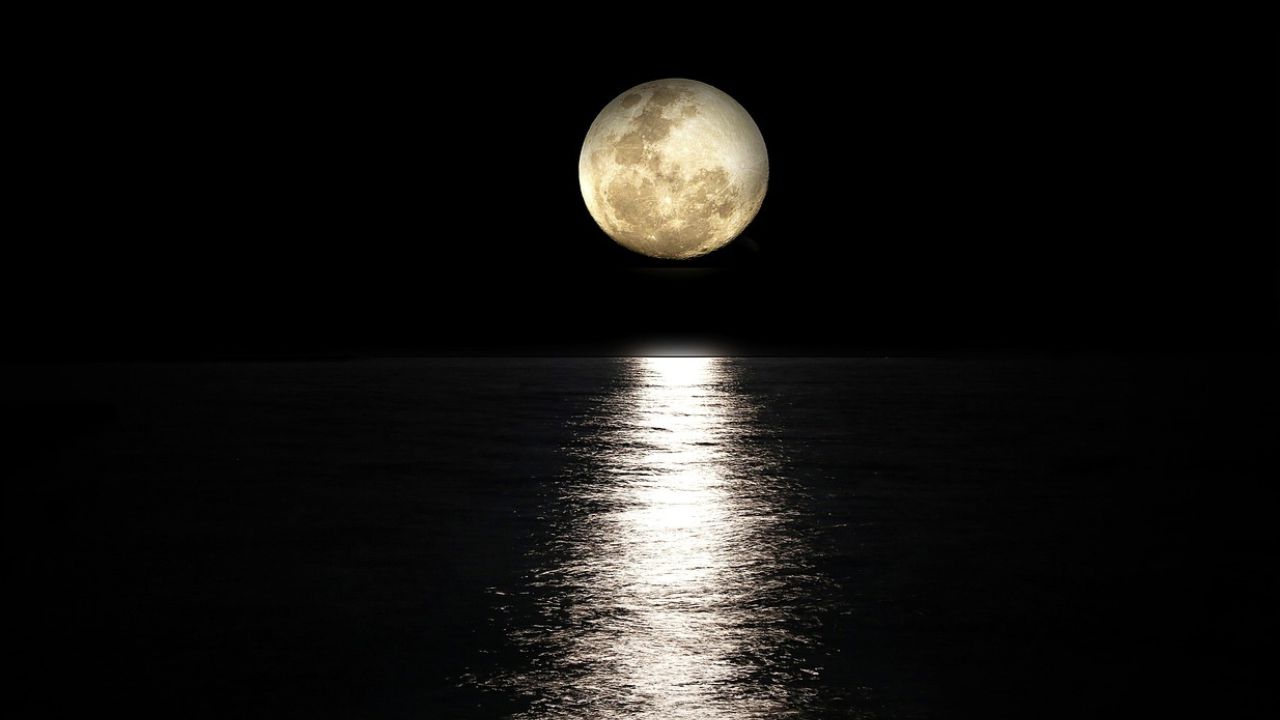 Imagem ilustrativa da lua e do mar