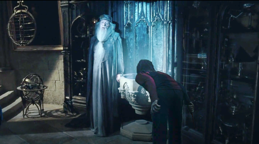 Harry Potter e Dumbledore ao lado da Penseira